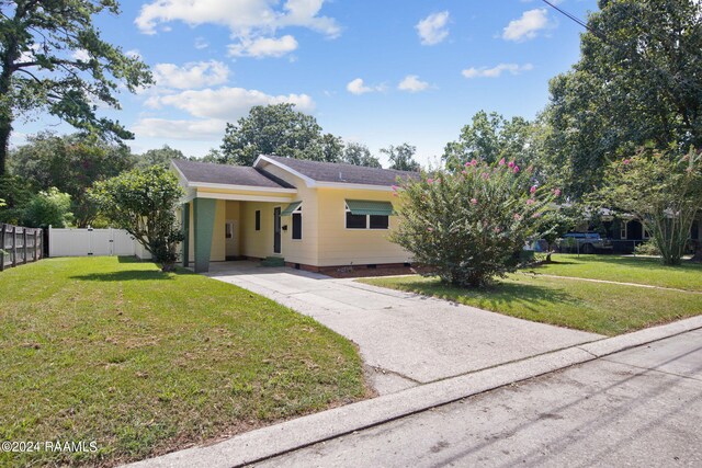 ranch-style home with a front lawn