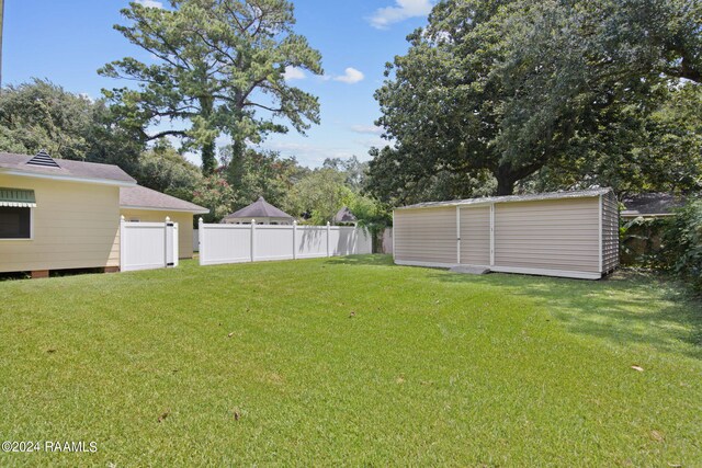 view of yard with an outbuilding