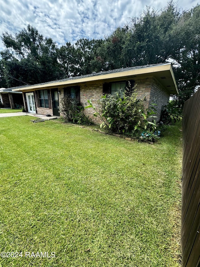 single story home with a front lawn