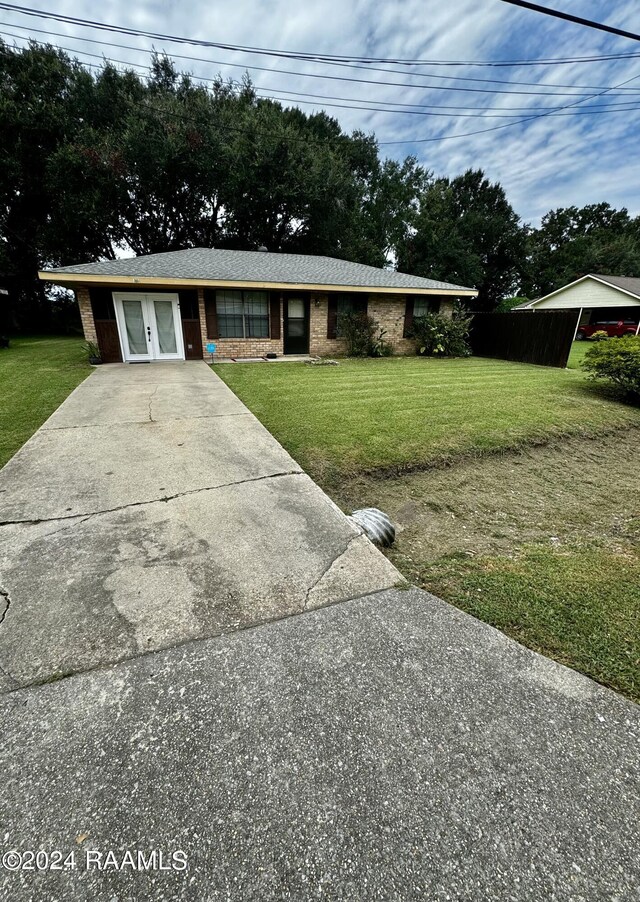 ranch-style home with a front lawn