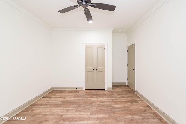 spare room with ceiling fan, light wood-type flooring, and ornamental molding