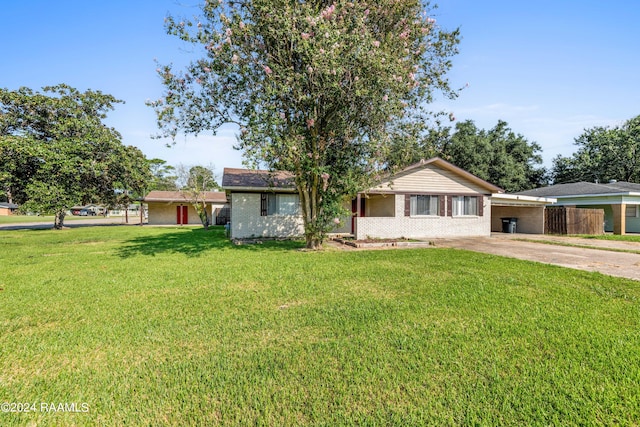 ranch-style home with a front yard