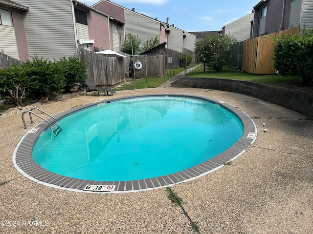 view of swimming pool