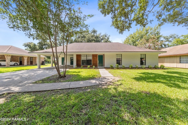 ranch-style home featuring a front lawn