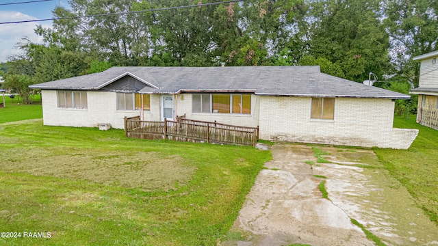 ranch-style house featuring a front lawn