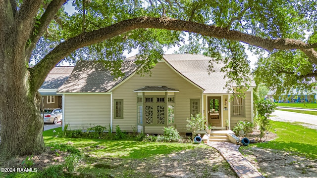 view of front facade with a front lawn