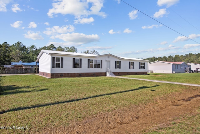 manufactured / mobile home with a front yard