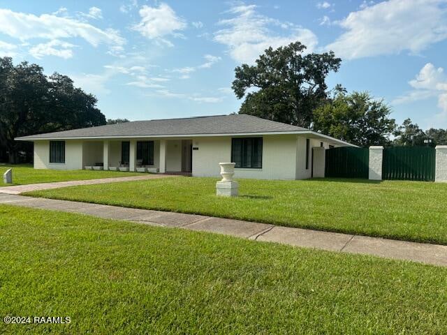 single story home with a front yard