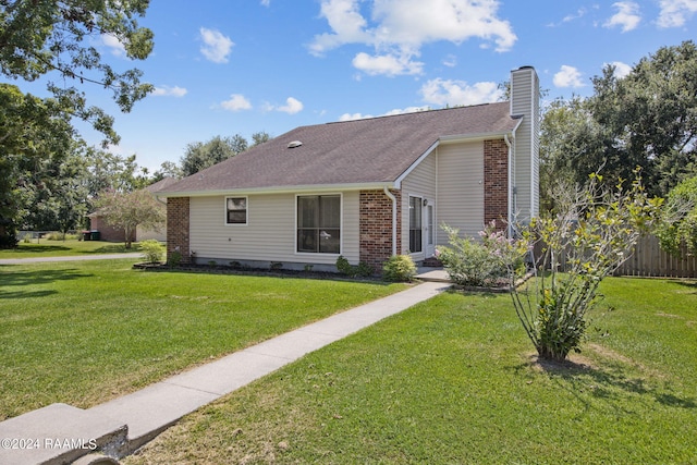 view of front facade featuring a front yard