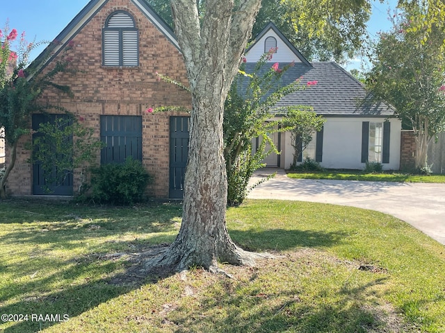 view of front facade featuring a front lawn