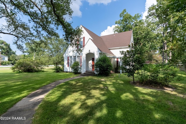 view of front of house with a front yard