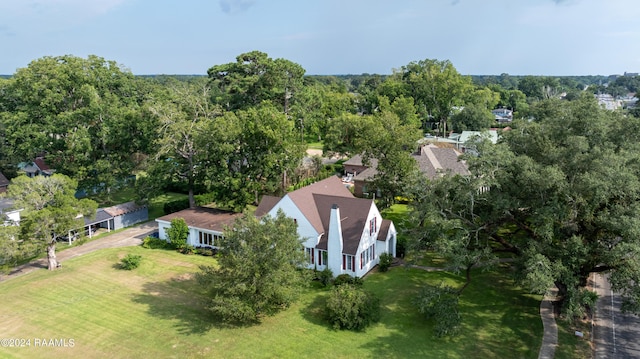 birds eye view of property featuring a wooded view