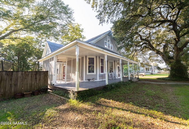 view of front facade with a porch and a front lawn