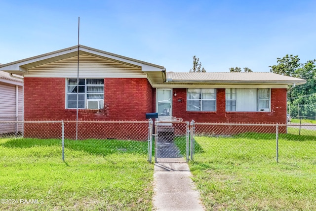 view of front of property featuring a front yard