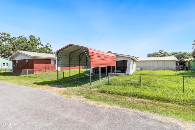 view of front of home featuring a carport and a front lawn