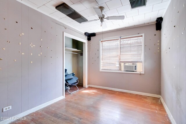 unfurnished bedroom with hardwood / wood-style floors, ceiling fan, and a closet