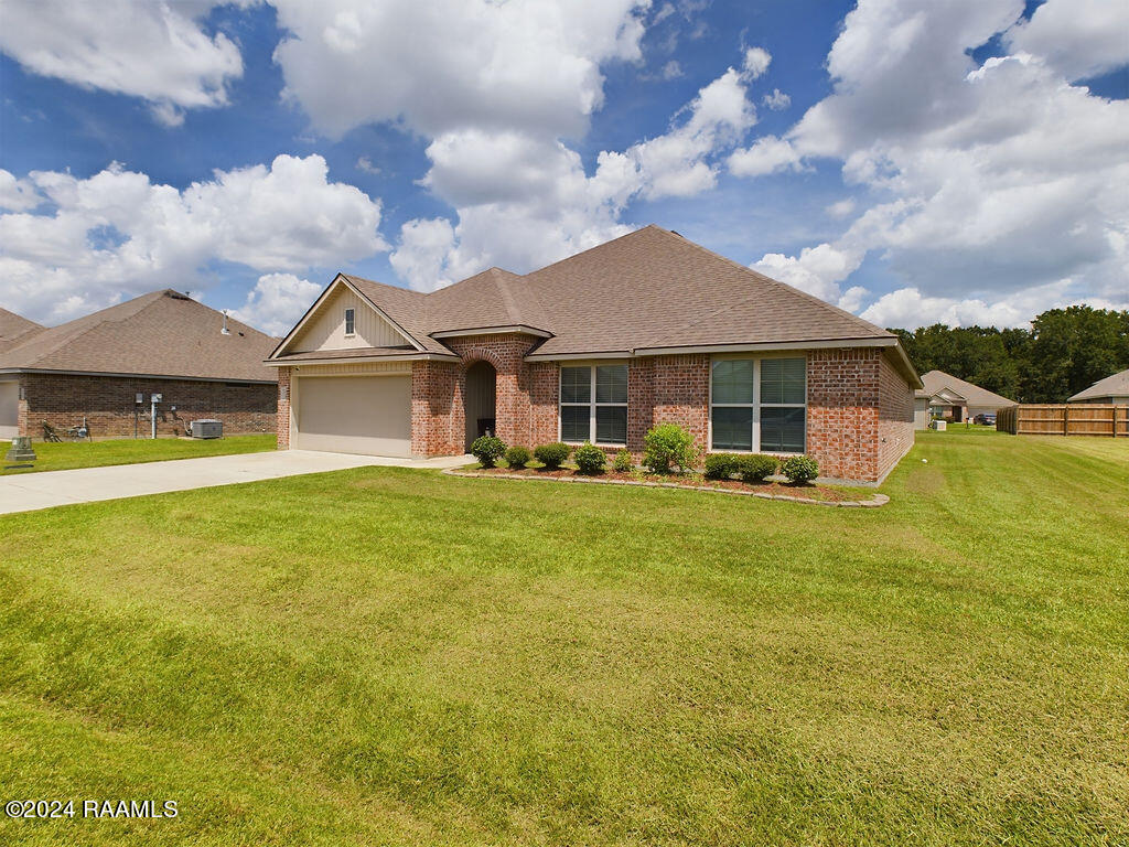 view of front of home with a garage and a front yard