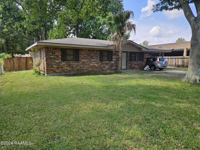 view of front of property with a carport and a front yard