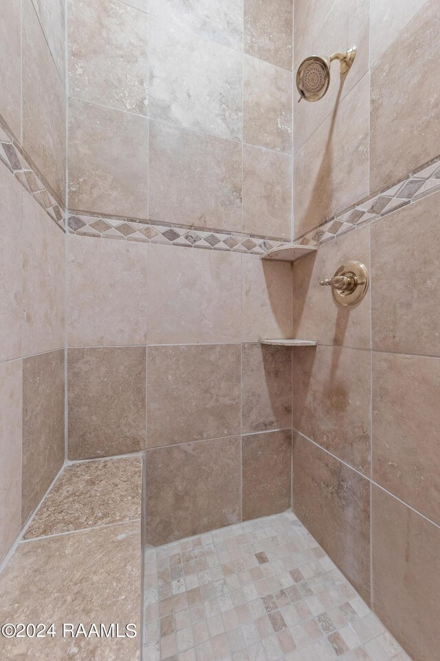 bathroom featuring tiled shower