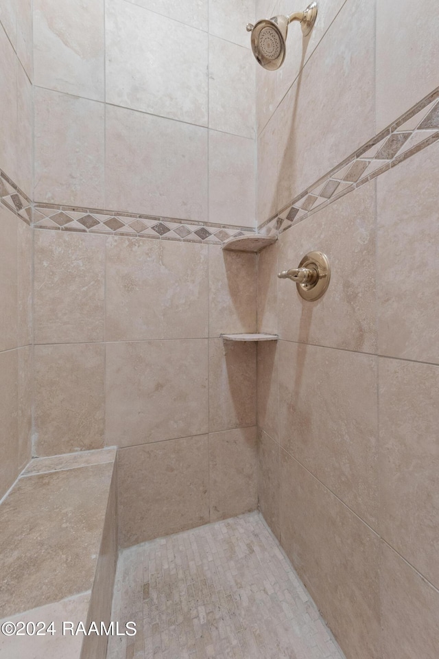 full bathroom featuring a tile shower