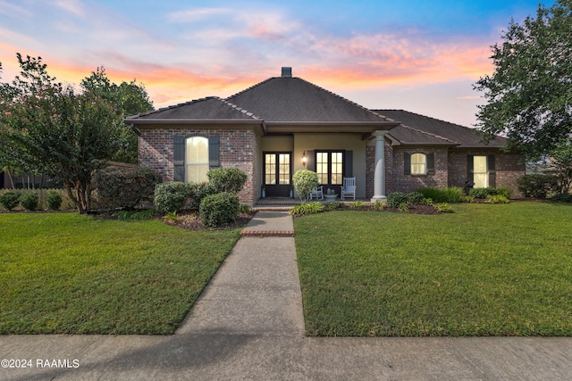 view of front of house featuring a yard