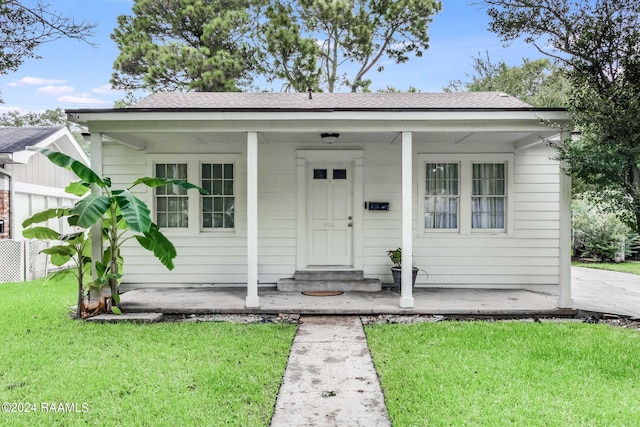 bungalow-style house featuring a front lawn