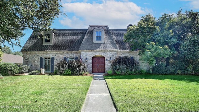 view of front of property featuring a front lawn