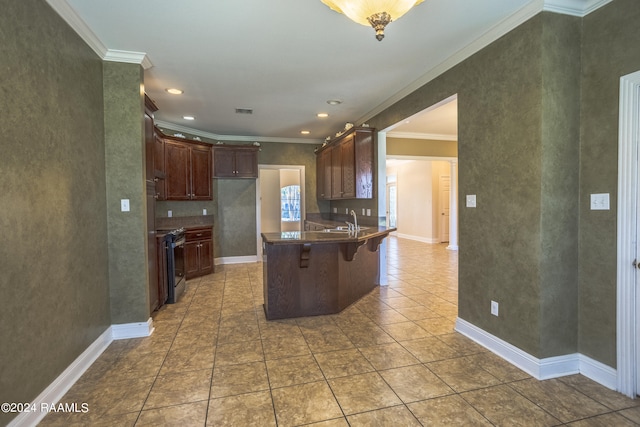 kitchen featuring a breakfast bar area, sink, kitchen peninsula, and ornamental molding