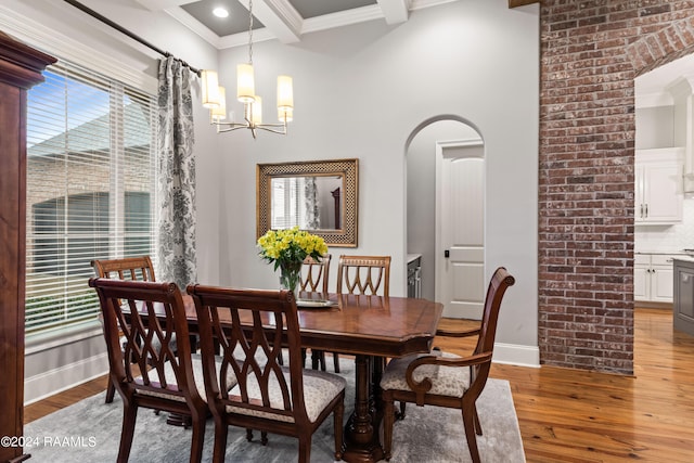 dining area featuring a wealth of natural light, light hardwood / wood-style flooring, and a notable chandelier