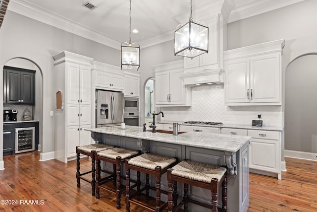 kitchen with backsplash, stainless steel appliances, light hardwood / wood-style floors, and a breakfast bar