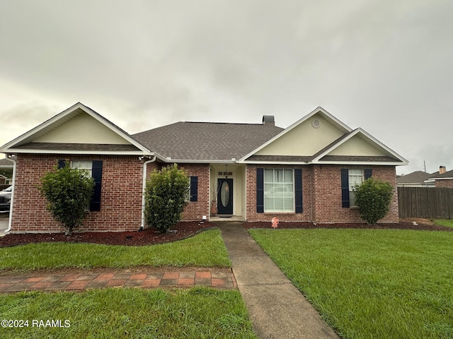 ranch-style home featuring a front lawn