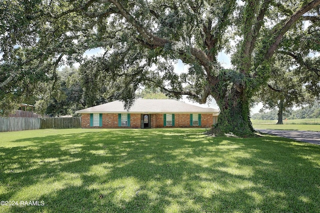 view of front of house featuring a front lawn