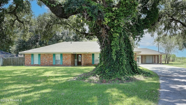 ranch-style home featuring a front lawn