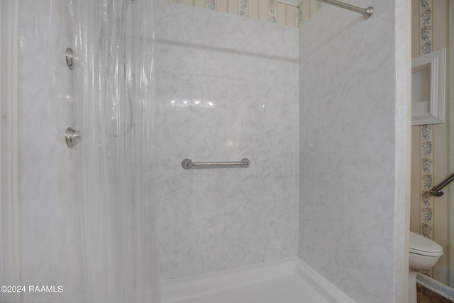 bathroom featuring a shower with curtain and toilet