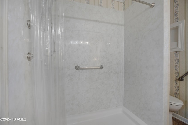 full bath with toilet and a shower with shower curtain