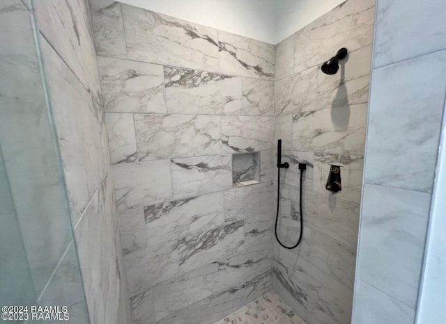 bathroom featuring a tile shower