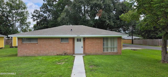 view of front of home featuring a front yard