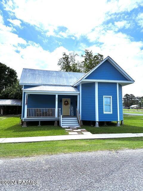 view of front facade with covered porch and a front lawn