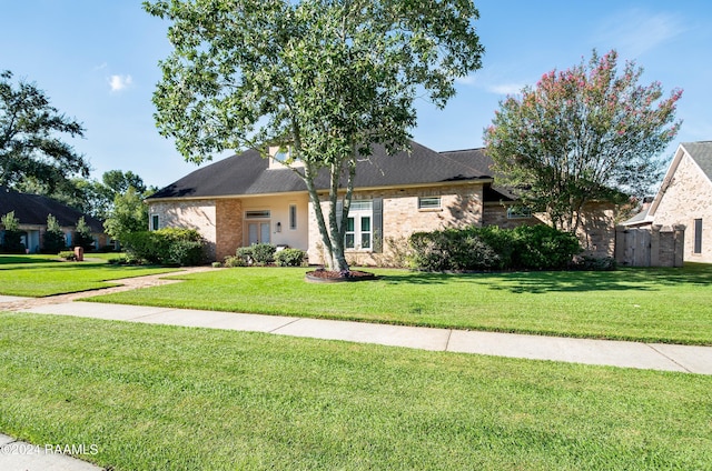 single story home with a front lawn