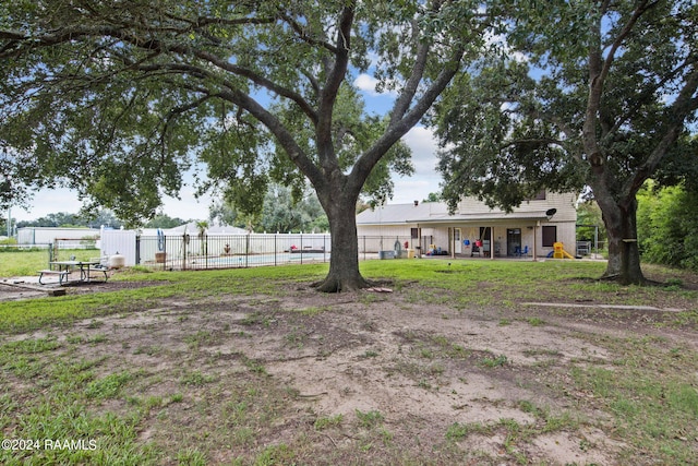 view of yard with a pool