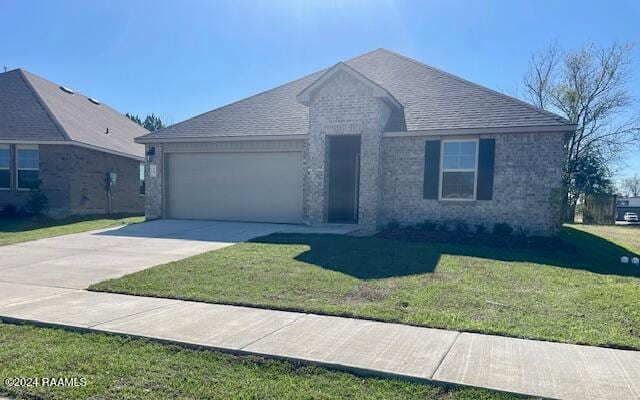 view of front of property featuring a garage and a front yard