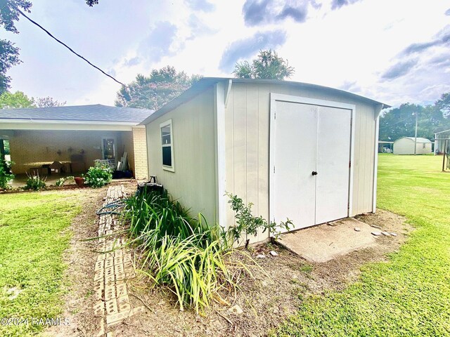 view of outdoor structure with a yard