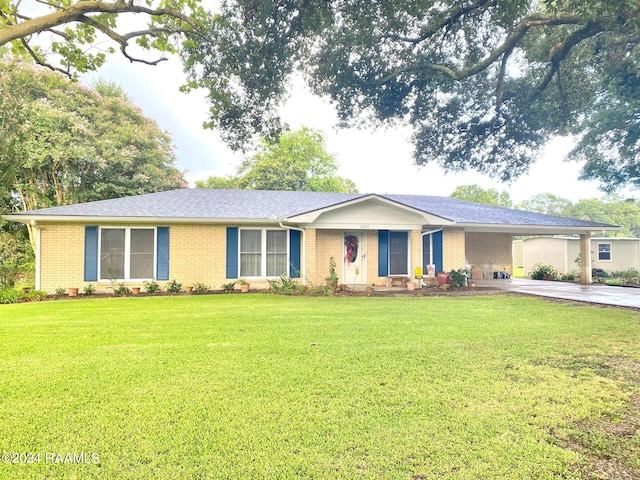 single story home featuring a front lawn