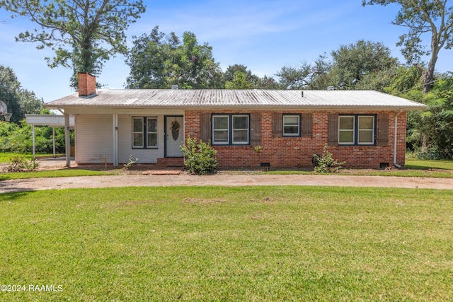 single story home with a front lawn