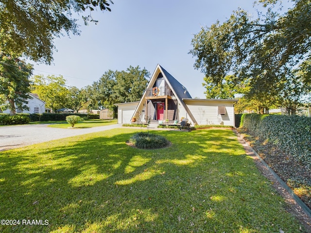 view of front of property featuring a front yard and a garage