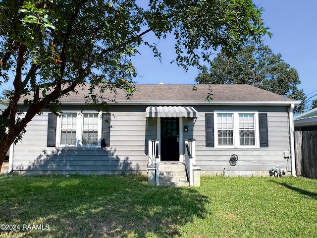 view of front of house with a front lawn