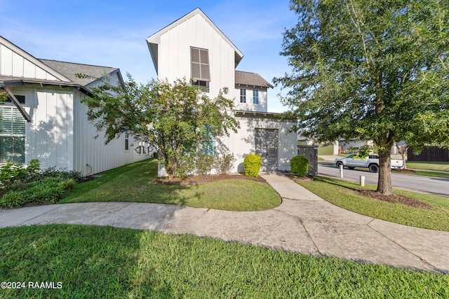 view of front of home featuring a front yard