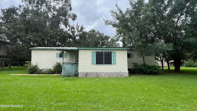 view of front of property featuring a front yard