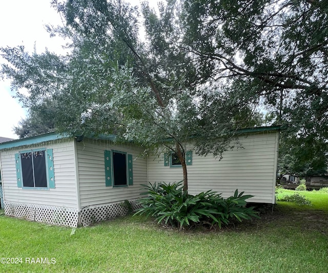 view of side of property featuring a lawn