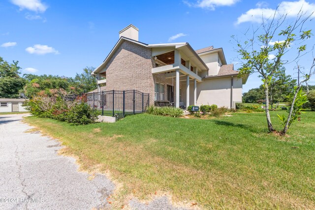 view of front of house featuring a front lawn